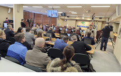 Des résidents se sont rassemblés dans la Salle des Comités à Gatineau le 11 février pour exhorter le conseil municipal à reconsidérer l'approbation de la démolition du Manoir Quesnel au 1175 chemin d'Aylmer, exprimant des préoccupations concernant la préservation du patrimoine, l'impact sur l'environnement et le caractère du quartier. Photo : Tashi Farmilo