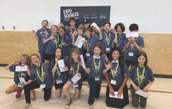 L’ensemble des lauréats, toutes catégories confondues, de l’Expo-sciences Hydro-Québec, finale régionale de l’Outaouais 2025 – volet primaire, qui s’est tenue le 16 mai dernier à Aylmer. Crédit photo : Sophie Demers