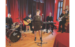 Lisette Potvin, une auteure-compositrice-interprète originaire de Gatineau, se produira au Cabaret La Basoche cet automne dans un spectacle intimiste où elle revisite ses inspirations musicales avec authenticité et passion. Photo : Gracieuseté