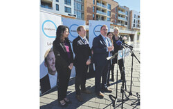 Les candidats de la CAQ en Outaouais se sont réunis à l’Agora, dans le quartier du Plateau, le 25 septembre dernier pour faire une annonce ciblée concernant l’intensification de la chasse aux « faux Ontariens ». De gauche à droite : Mariana Mefleh (Pontiac), Mathieu Lévesque (Chapleau), William Robertson (Gatineau), Suzanne Tremblay (Hull) et Linda Gauthier (Papineau). Crédit photo : Tashi Farmilo