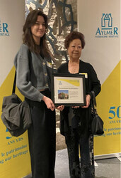 Mme So Seto, propriétaire du restaurant local Bambou, photographiée avec sa petite-fille Cassandra, a reçu une citation pour son bâtiment commercial en briques rouges et carrées, construit en 1923, lors de l’événement « Reconnaissance 2024 Recognition» de l’Association du patrimoine d’Aylmer. Photo : StudioAylmer